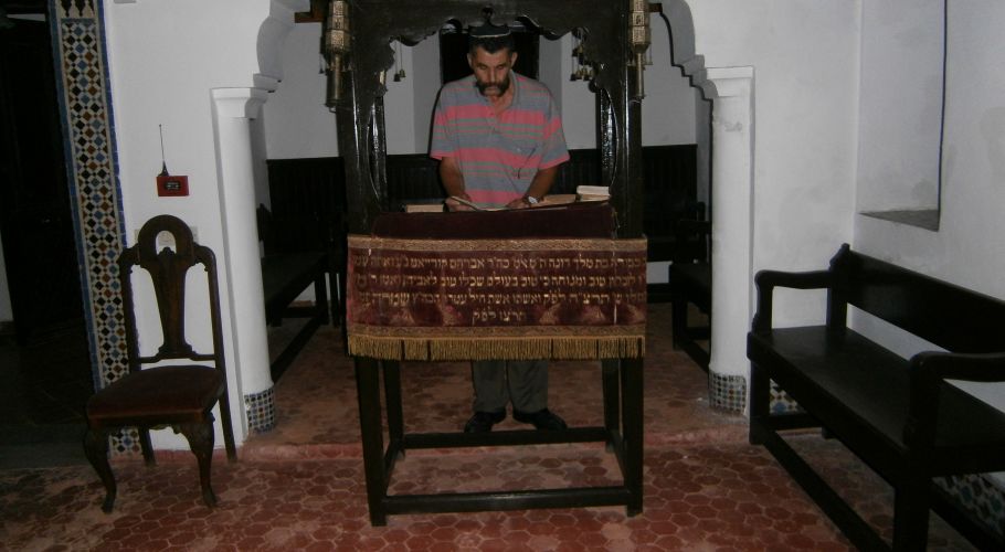 Téba de la synagogue avec Elias , le responsable