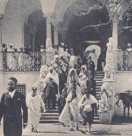 Rabbins sortant du palais du bey (1935)